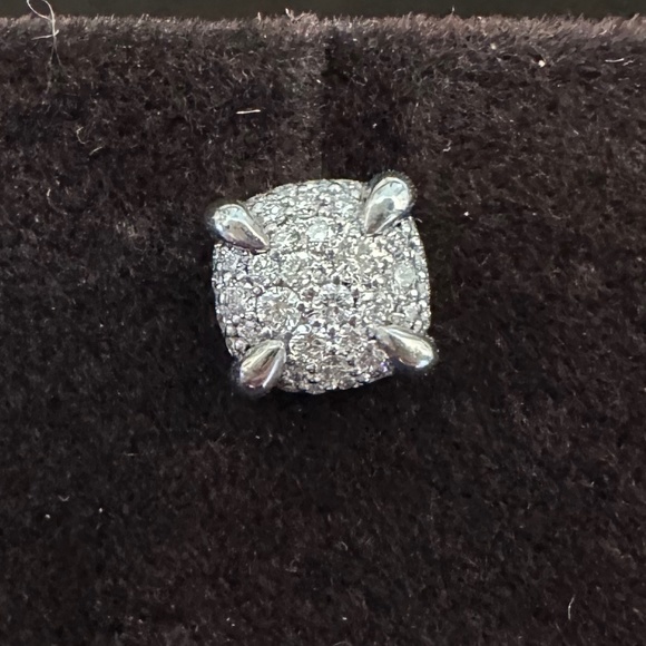 Chatelaine® Stud Earrings in 18K white Gold with Pavé Diamonds - Picture 2 of 3